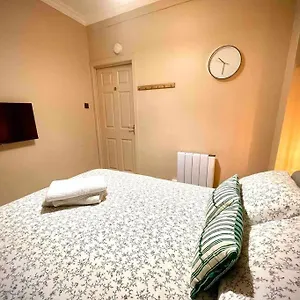 Apartment Newly Refurbished, With Permit Parking, Bath