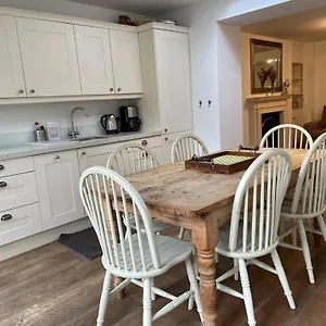 Apartment Beautiful 3 Bed Basement Flat With Garden, Bath